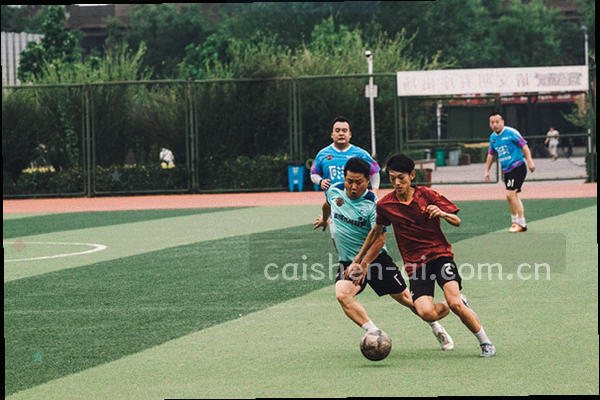 财神形象与传统金色元素结合的国潮插画，体现品牌起源